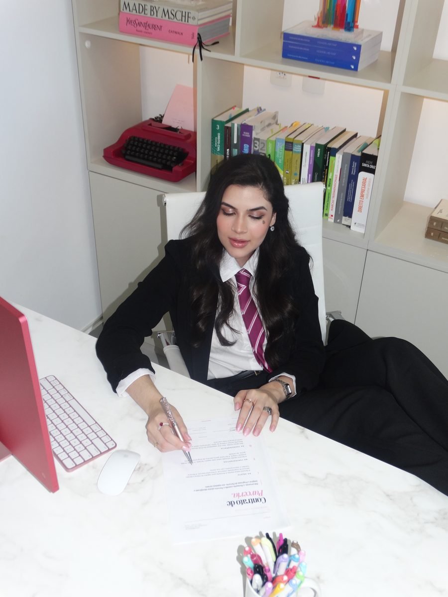 Malu lendo contrato em sua mesa de trabalho